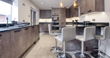 The Southfield Stay - Beautiful, Spacious, Modern Home