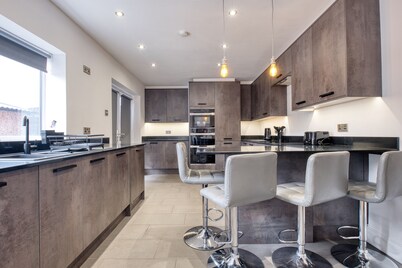 The Southfield Stay - Beautiful, Spacious, Modern Home