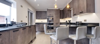 The Southfield Stay - Beautiful, Spacious, Modern Home