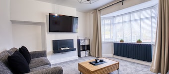 The Southfield Stay - Beautiful, Spacious, Modern Home