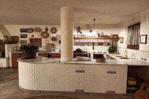 Wasserkocher mit Kaffee-/Teezubehör, Kühlschrank, Mikrowelle, Ofen