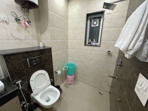 Bidê, toalhas de banho, sabonete, papel higiênico