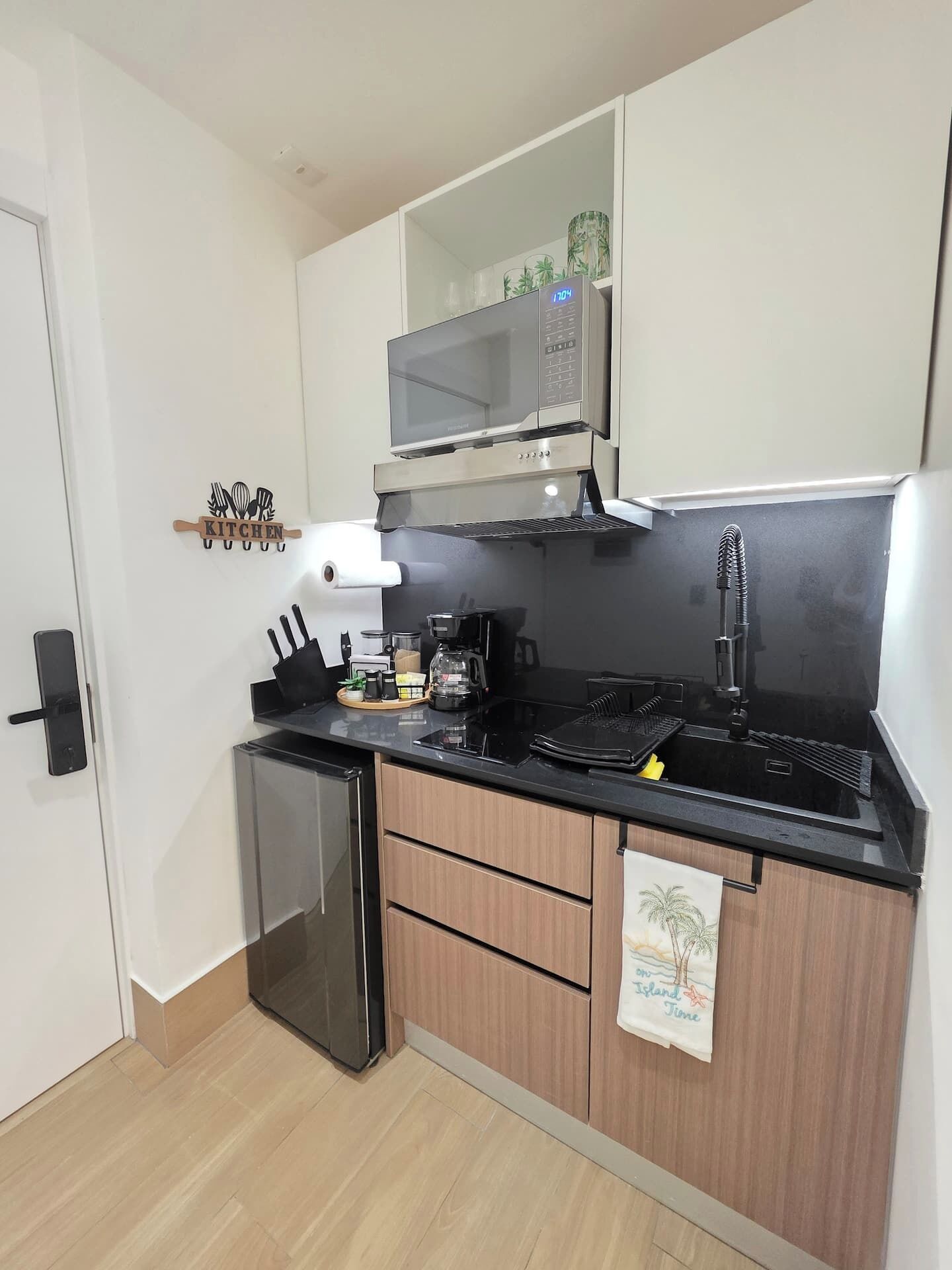 Coffee/tea maker, fridge, microwave, oven