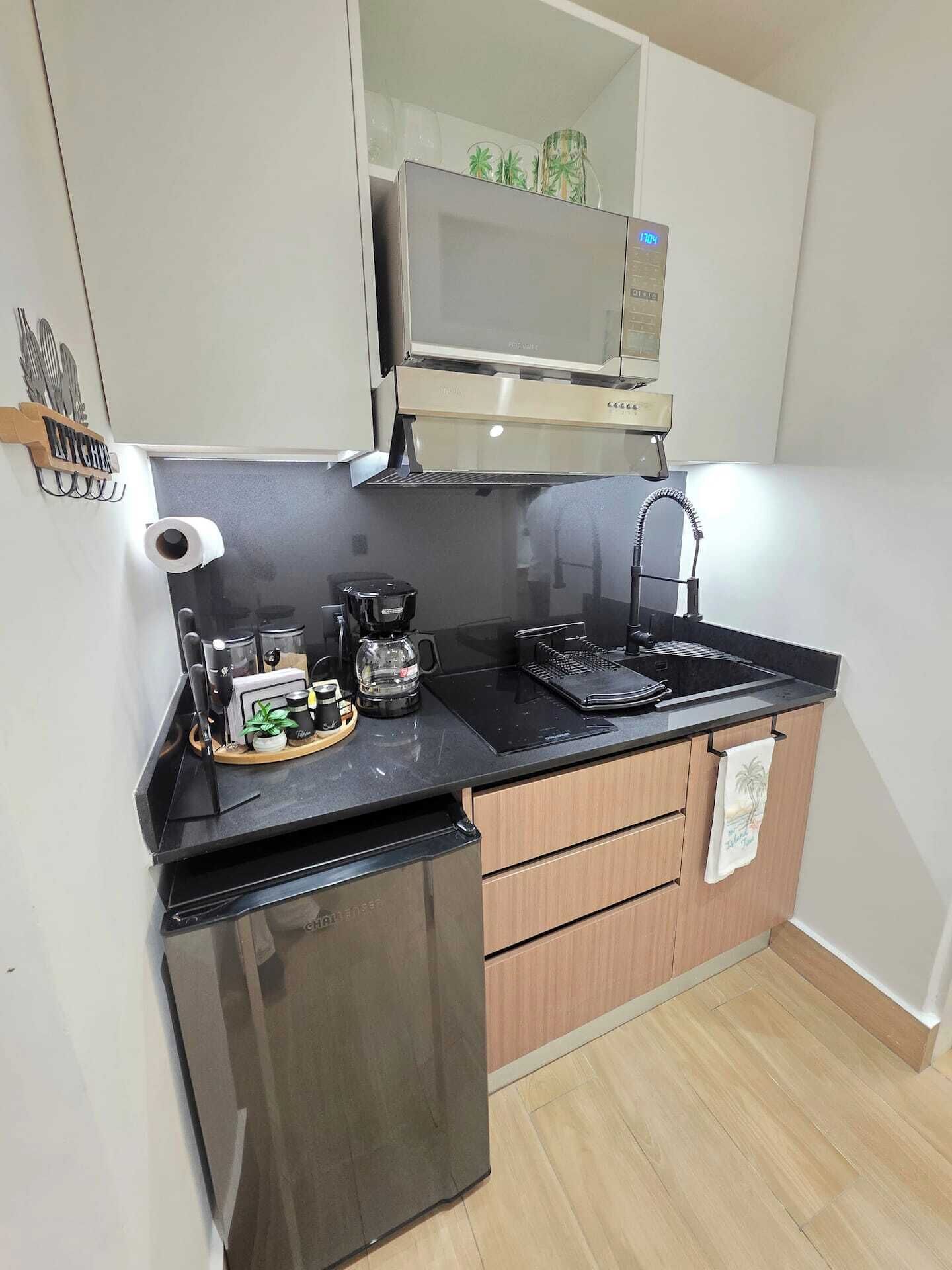 Cafetera y tetera, refrigerador, microondas y horno 