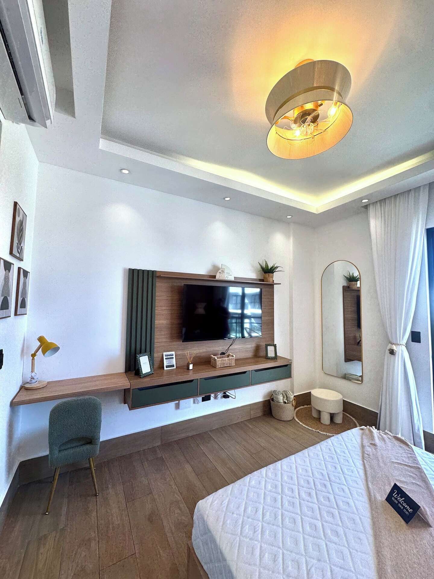 1 Schlafzimmer, Zimmersafe, Schreibtisch, Bügeleisen/Bügelbrett