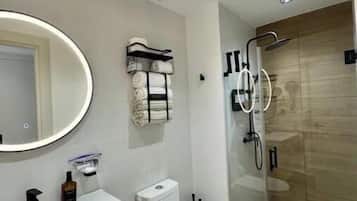 Ducha, secador de pelo, toallas y jabón