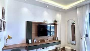 1 habitación, caja de seguridad en la habitación y escritorio