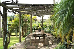 Outdoor dining - Private tropical paradise in Kerikeri with pool (Kerikeri)