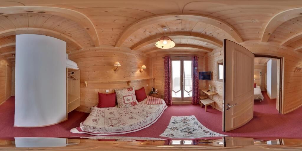 Luxe driepersoonskamer, balkon, uitzicht op bergen | Een kluis op de kamer, een strijkplank/strijkijzer, gratis wifi