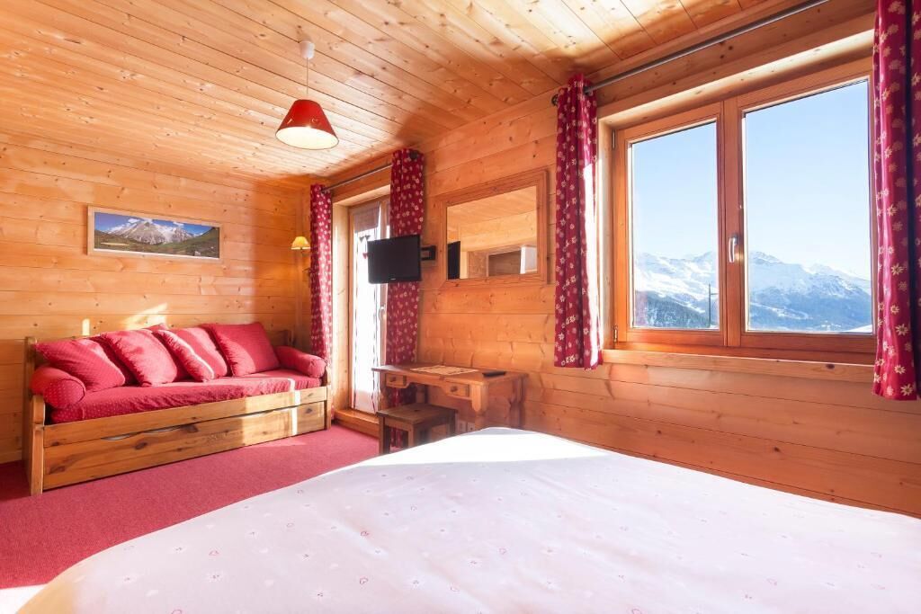 Deluxe tweepersoonskamer, balkon, uitzicht op bergen | Een kluis op de kamer, een strijkplank/strijkijzer, gratis wifi
