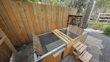 Superior Studio Suite, Valley View | Private spa tub