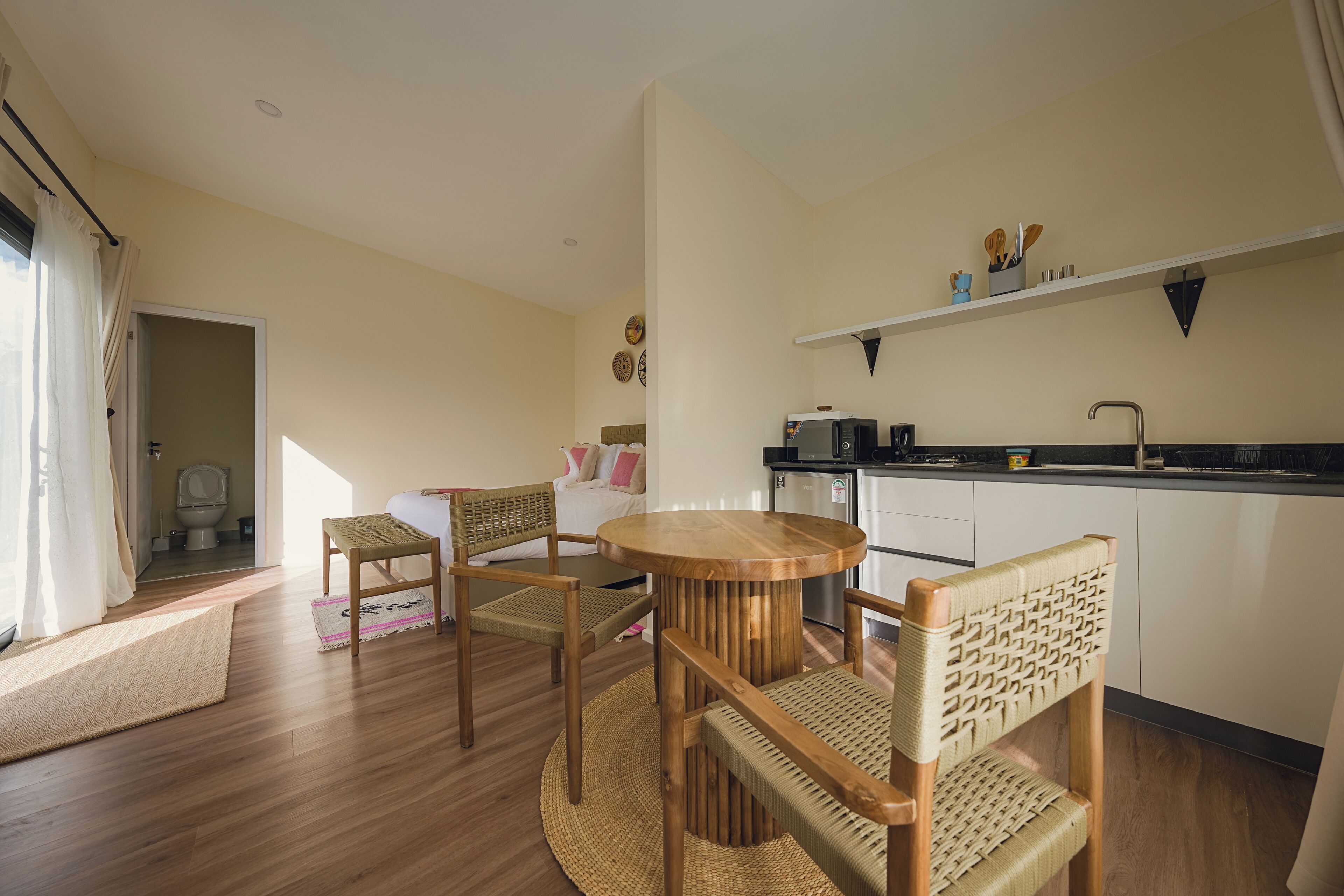 Standard-Studiosuite, Talblick | Hochwertige Bettwaren, Daunenbettdecken, Schreibtisch