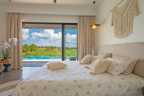 4 bedrooms, in-room safe, iron/ironing board, WiFi - Luxury Oasis with Infinity Pool & Golf Course View (Grand Baie)