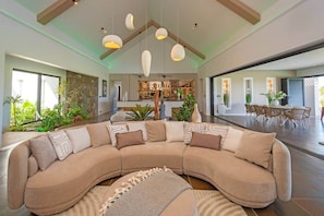 TV - Luxury Oasis with Infinity Pool & Golf Course View (Grand Baie)