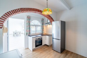 Wasserkocher mit Kaffee-/Teezubehör, Kühlschrank, Mikrowelle, Ofen