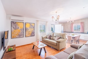 TV - Cubo's Complejo Rural Las Perseas Apartamento 5 / communal pool / air conditioning / free Wi-Fi (Alhaurín el Grande)