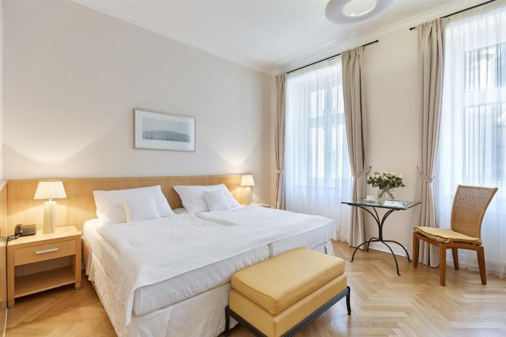 In-room safe, soundproofing, iron/ironing board, free WiFi
