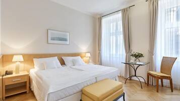 In-room safe, soundproofing, iron/ironing board, free WiFi