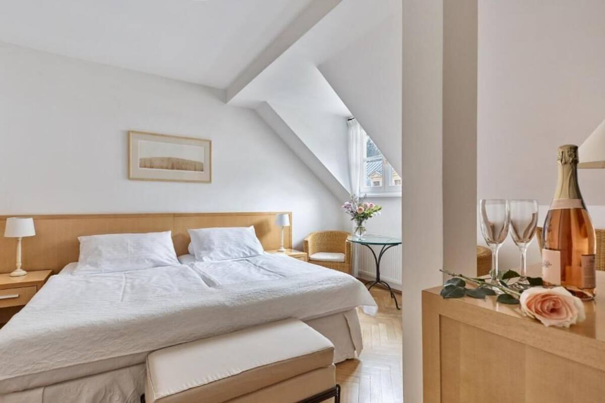 In-room safe, soundproofing, iron/ironing board, free WiFi