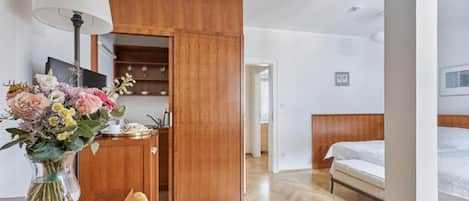 Suite, Courtyard View | In-room safe, soundproofing, iron/ironing board, free WiFi