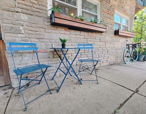 Outdoor dining - 2-bedroom Rowhome w/ AC in South Philly 10 min to Plane/Train & 5 min to Stadium (Philadelphia)