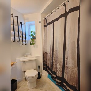 Bathroom - 2-bedroom Rowhome w/ AC in South Philly 10 min to Plane/Train & 5 min to Stadium (Philadelphia)