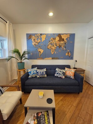 Living area - 2-bedroom Rowhome w/ AC in South Philly 10 min to Plane/Train & 5 min to Stadium (Philadelphia)