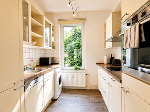 Wasserkocher mit Kaffee-/Teezubehör, Kühlschrank, Mikrowelle, Ofen