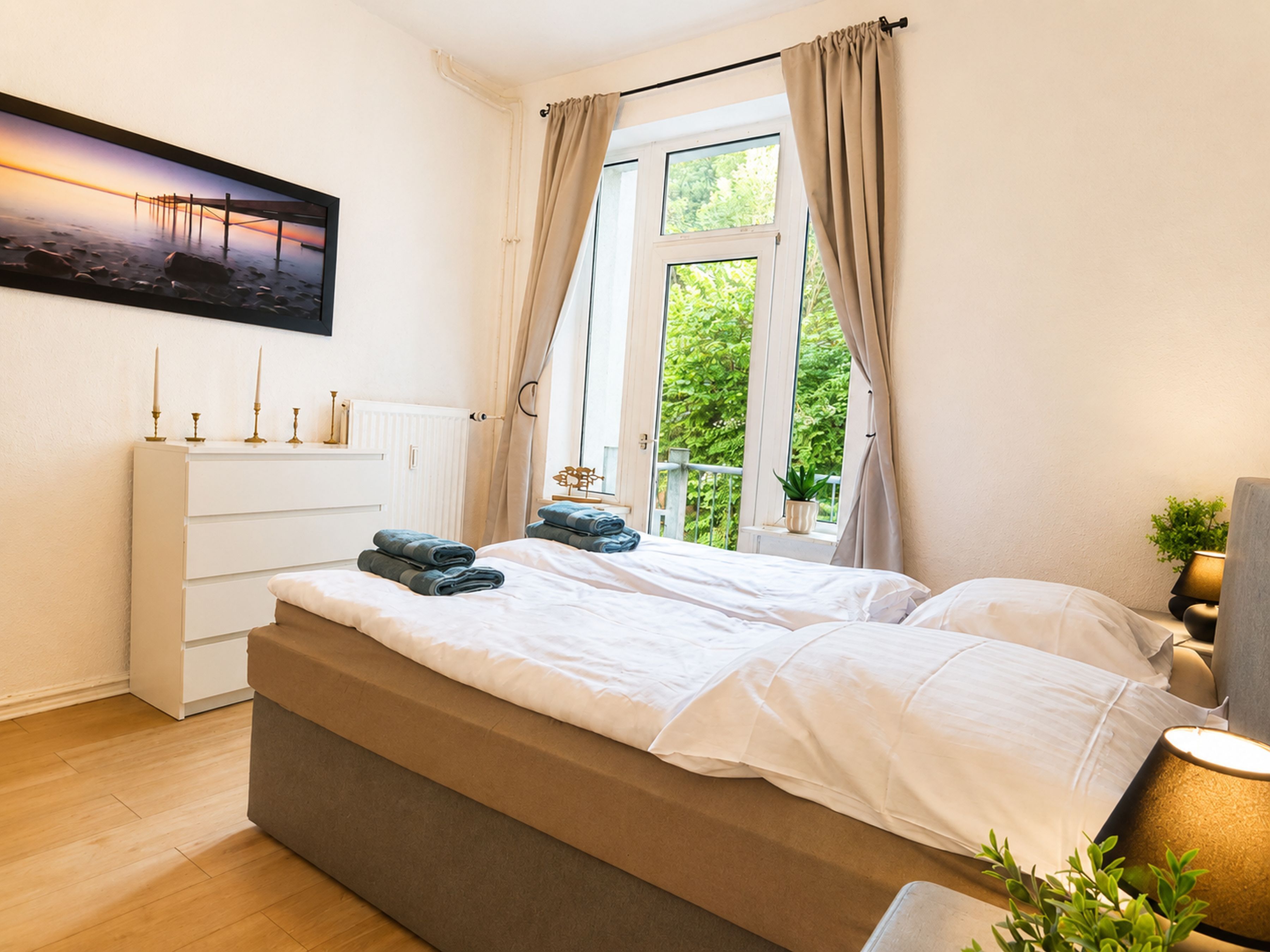 Tabla de planchar con plancha, wifi gratis y ropa de cama 