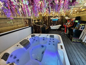 A hot tub with multiple jets, a wooden deck, a bar area, and a vintage bathtub. - Posh 3-BDR Home, Beach House - Sleep6 - WiFi - Hot Tub - Free On-Street Parking (Donaghadee)
