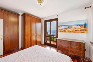 Room - Casa Anna: Lake Garda Views, 1,500 m² Garden & Private Terraces (Le Camille)