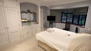 4 bedrooms, iron/ironing board, WiFi, bed sheets