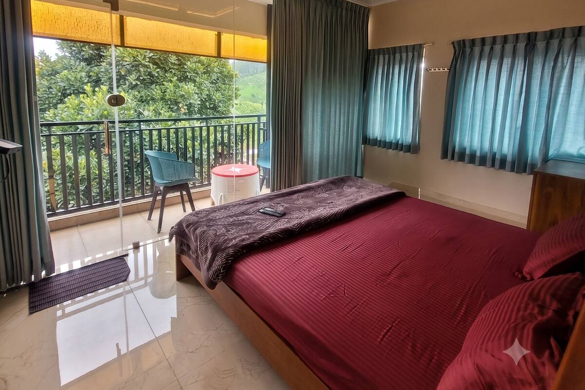 Habitación Premium con 2 camas individuales, balcón, vista a la colina | Wifi gratis y ropa de cama 
