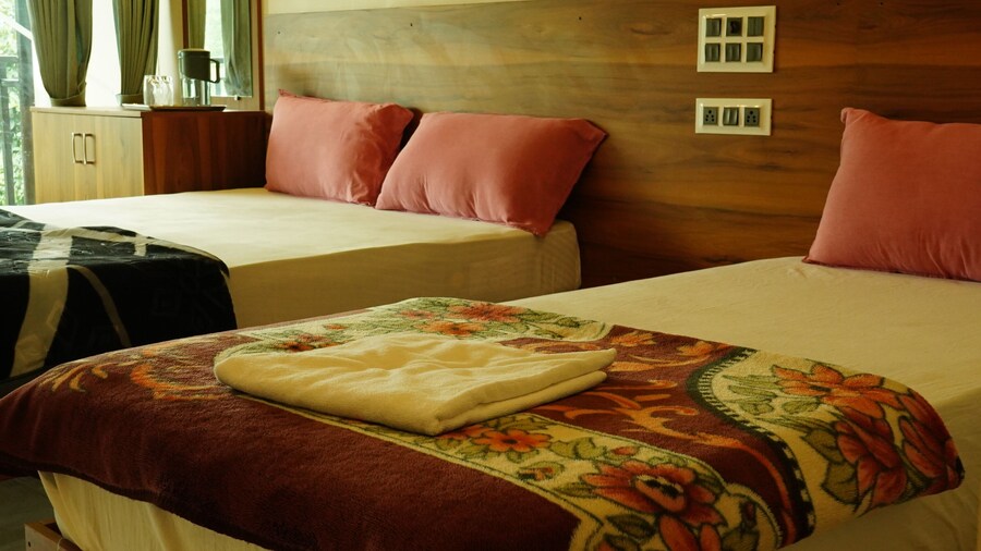 Vasu Inn - Rooms in Valparai