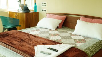 Premium Single with Balcony | WiFi (free), bed sheets