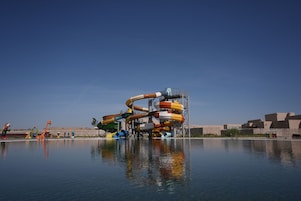 Un parque acuático con una estructura de tobogán de agua.
