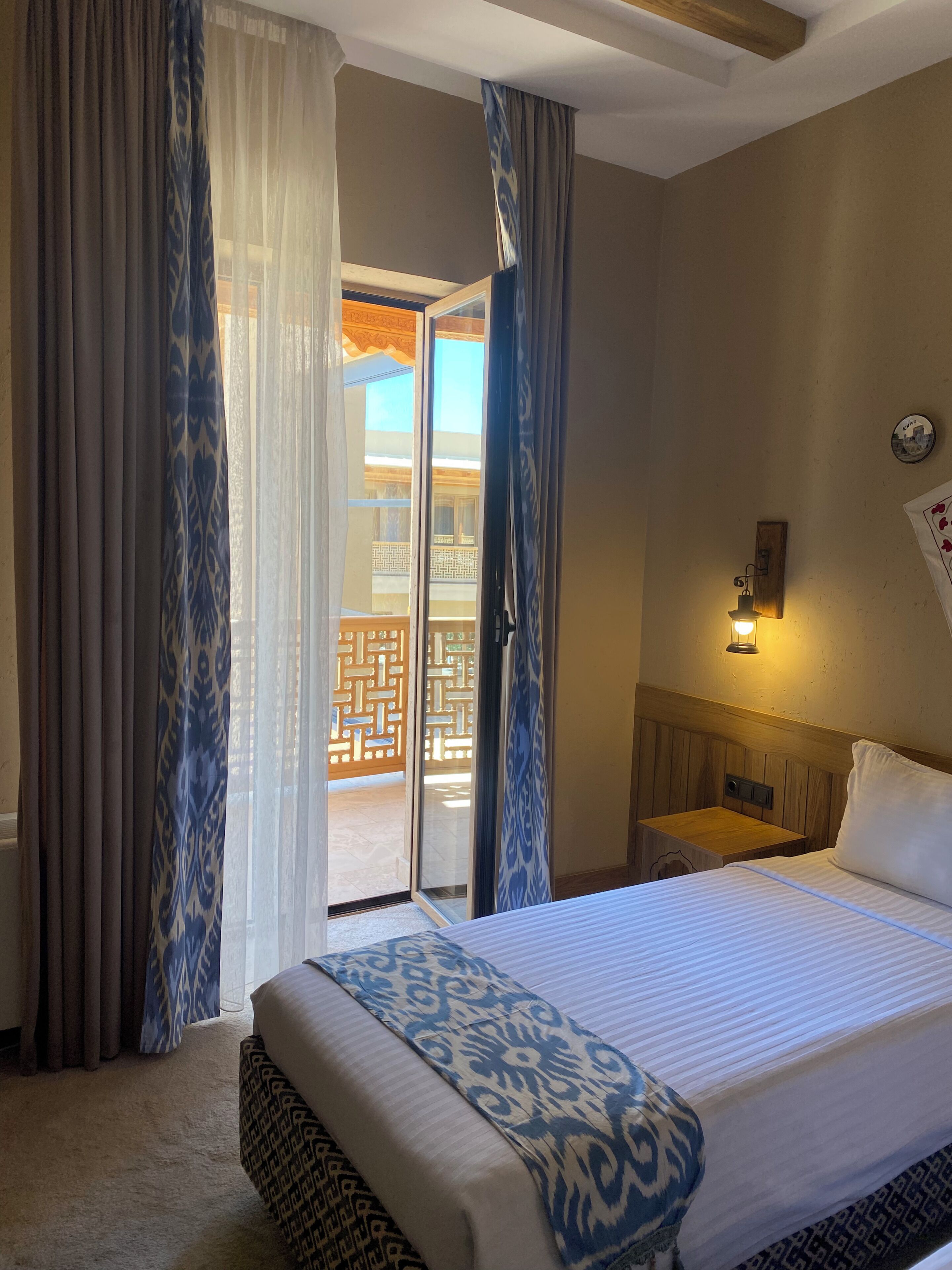 Habitación superior con 2 camas individuales, balcón, vista al patio | Wifi gratis 