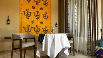Luxe tweepersoonskamer, balkon, uitzicht op kanaal | Dineren