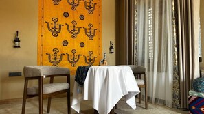 Habitación doble de lujo, balcón, vista al canal | Restaurantes