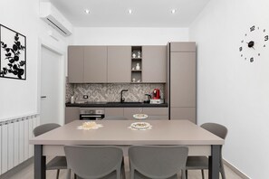 Wasserkocher mit Kaffee-/Teezubehör, Kühlschrank, Ofen, Herdplatte