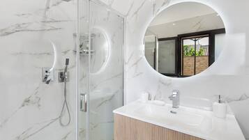 Douche, sèche-cheveux, serviettes fournies