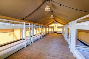 Tent, Meerdere bedden, balkon, uitzicht op tuin | Gratis wifi