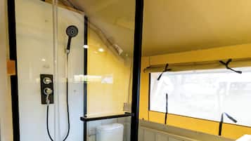 Zelt, Balkon, Gartenblick | Badezimmer | Kostenlose Toilettenartikel, Toilettenpapier