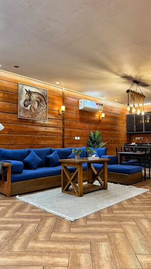 Deluxe-Doppel- oder -Zweibettzimmer | Wohnbereich