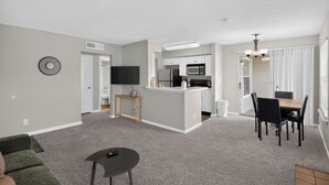 Un apartamento moderno con sala de estar, cocina y comedor.