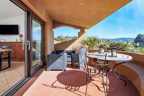 Outdoor dining - Vrbo Property (Costa Paradiso)