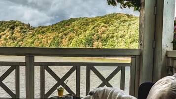 Comfort Apartment, Balcony, Lake View | Property grounds