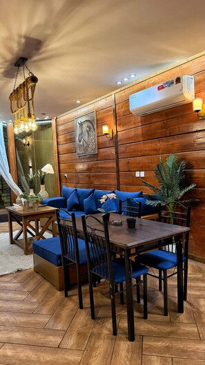 Luxury Suite, Executive Level | Dining - Jakarta Hotel Huts (Taif)