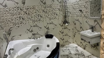Luxury Suite, Executive Level | Bathroom | Free toiletries, hair dryer, slippers, towels