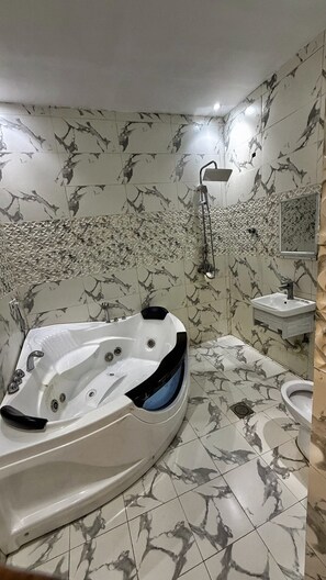 Luxury Suite, Executive Level | Bathroom | Free toiletries, hair dryer, slippers, towels - Jakarta Hotel Huts (Taif)